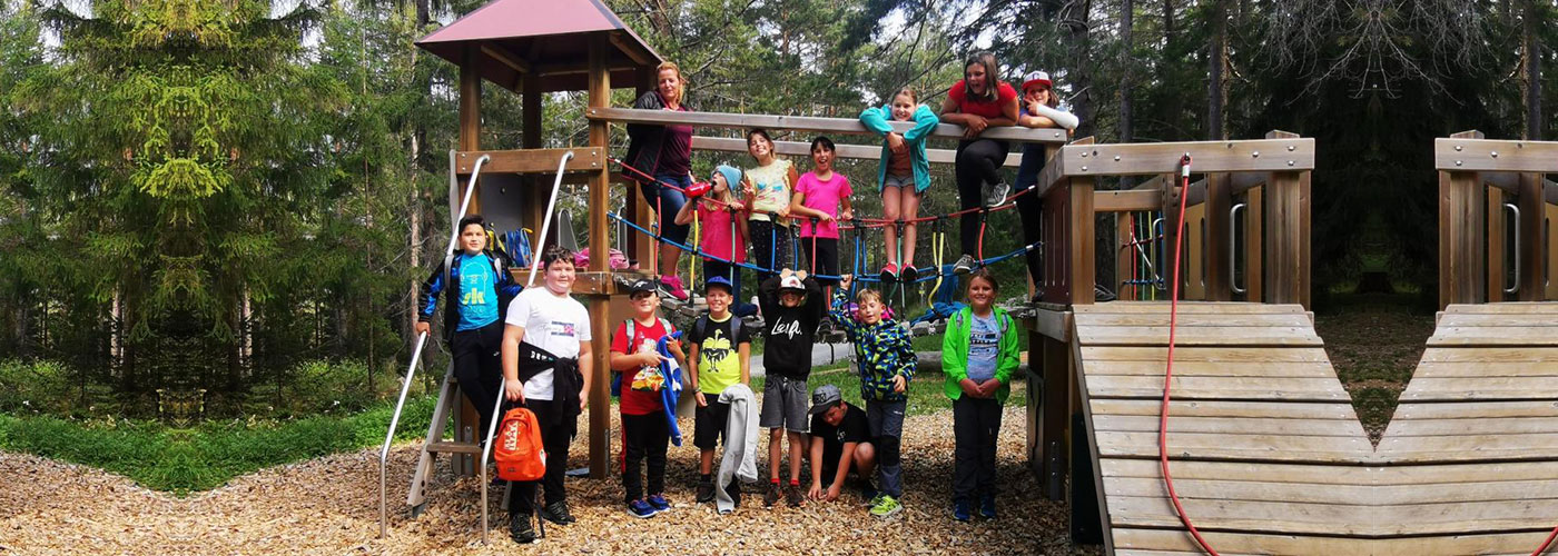 vierte Klasse beim Wandertag vor Klettergerüst am Spielplatz