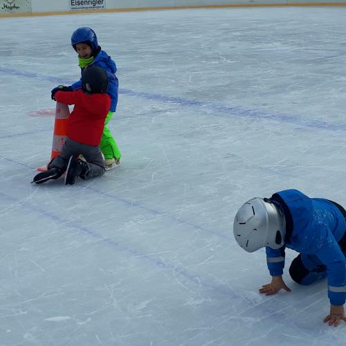 Eislaufen in Imst - Klassen 1b und 2
