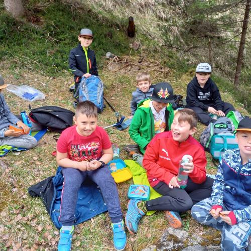 Schüler*innen beim der Dorfputz-Aktion