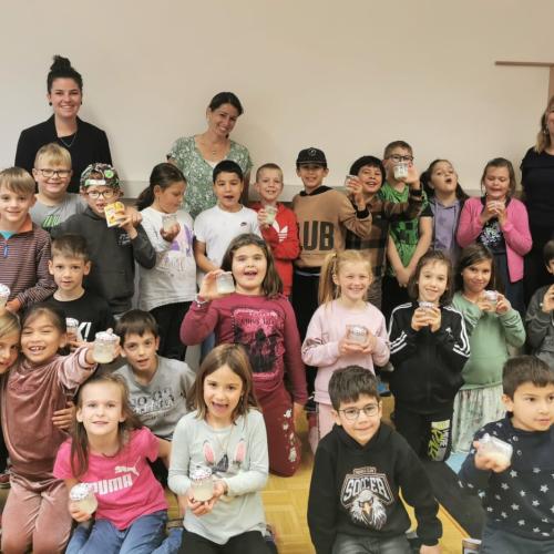 Klassen 2a und 2b mit ihren Lehrerinnen und den Ortsbäuerinnen