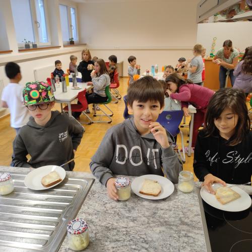 Schüler der Klassen 2a und 2b in der Schulküche