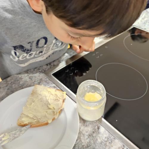 Schüler bei der Begutachtung der selbstgemachten Butter