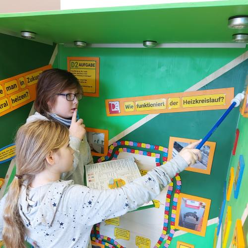 Schüler:innen beim Kinder-Erlebnis-Raum Energie