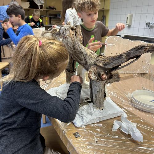 Schüler_innen beim Krippenbau mit Mitgliedern des Krippenbauvereins