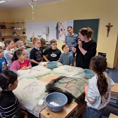 Schüler_innen filzen Sitzkissen