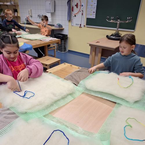Schüler_innen filzen Sitzkissen