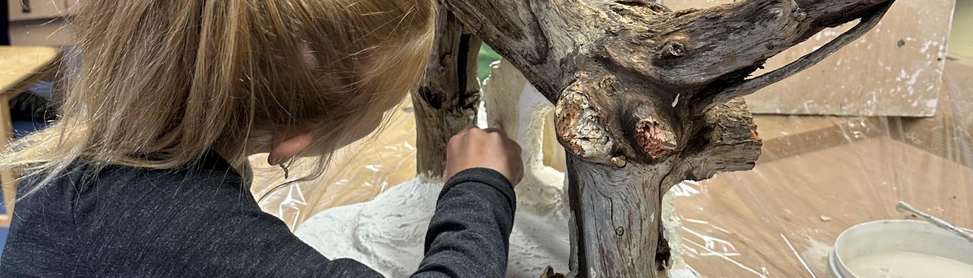 Schüler_innen beim Krippenbau mit Mitgliedern des Krippenbauvereins