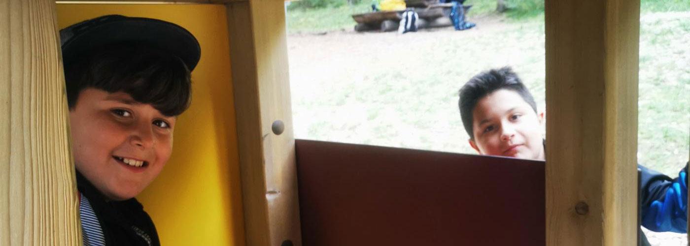Zwei Schüler beim Wandertag auf Klettergerüst am Spielplatz